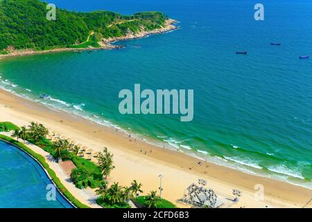 vue en grand angle d'une belle plage de rivage avec doux vague Banque D'Images