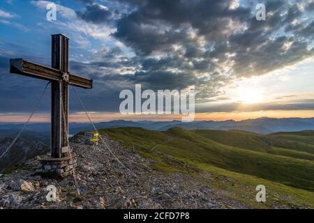 Sankt Barbara im Mürztal, montagne Hohe Veitsch (Veitschalpe), croix de sommet, lever de soleil à Hochsteiermark, Steiermark / Styrie, Autriche Banque D'Images