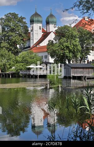 Complexe de monastère sur une île au bord d'un lac, Restaurant terrasse am Wasser, Monastère de Seeon, Chiemgau, haute-Bavière, Bavière, Allemagne Banque D'Images
