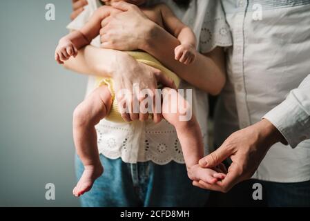 Crop parents réconfortant bébé pleurant Banque D'Images