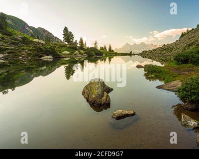 Le Hoher Dachstein se reflète dans le lac des miroirs à la lumière du jour dernière, Reiteralm, Styrie, Autriche Banque D'Images