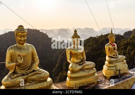 Statues de Bouddha dans la lumière du soir sur Tiger Cave Mountain, Tiger Cave Temple, Krabi Town, Thaïlande Banque D'Images