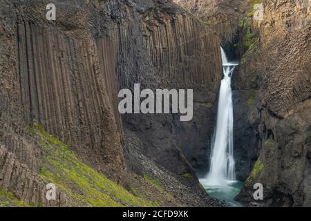 Cascade Litlanesfoss entre basalte par colonnes, Islande de l'est, Islande Banque D'Images