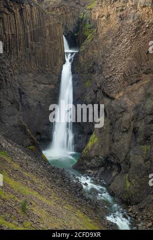 Cascade Litlanesfoss entre basalte par colonnes, Islande de l'est, Islande Banque D'Images