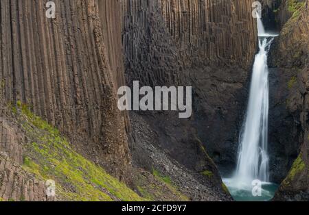 Cascade Litlanesfoss entre basalte par colonnes, Islande de l'est, Islande Banque D'Images