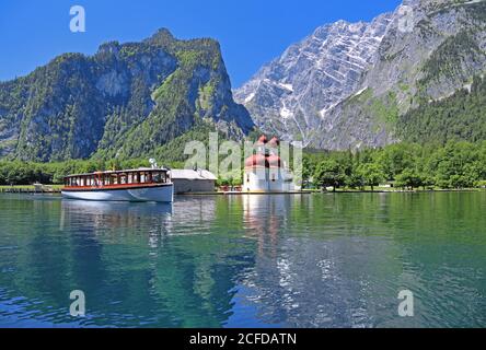 Église de pèlerinage Saint Bartholomae au bord du lac de Koenigssee avec Watzmannostwand, Schoenau am Koenigssee, Parc National, Berchtesgadener Land Banque D'Images