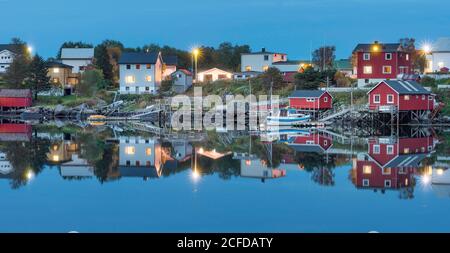 Les maisons en bois du village de Reine se reflètent au crépuscule dans le fjord, Reine, Lofoten, Nordland, Norvège Banque D'Images