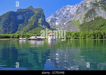 Église de pèlerinage Saint Bartholomae au bord du lac de Koenigssee avec Watzmannostwand, Schoenau am Koenigssee, Parc National, Berchtesgadener Land Banque D'Images