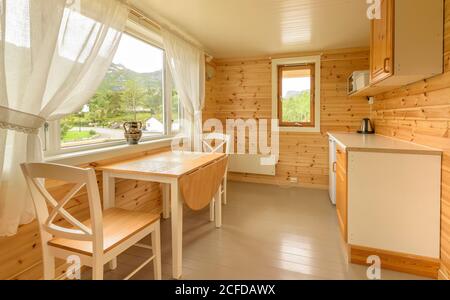 Vue intérieure cabane en bois norvégien, cabine en bois, Kabelvag, Nordland, Norvège Banque D'Images