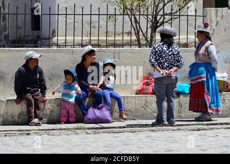 Les habitants discutant devant l'église, Ichupampa, Colca Canyon, région d'Arequipa, Pérou Banque D'Images