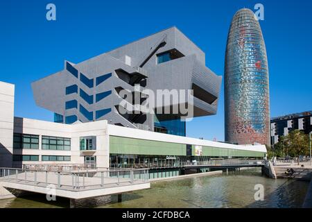 Gratte-ciel Torre Agbar avec le musée Museu del Disseny de Barcelona, Barcelone, Catalogne, Espagne Banque D'Images