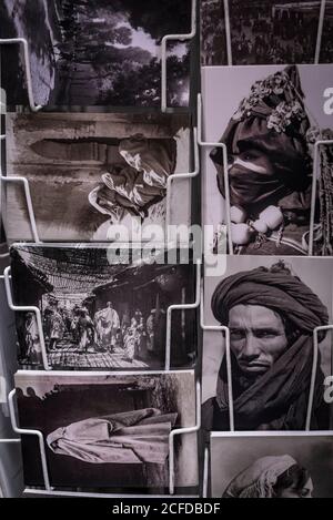 Marrakech, Maroc - octobre 22, 2018: Stand de cartes postales avec des photos traditionnelles à vendre Banque D'Images