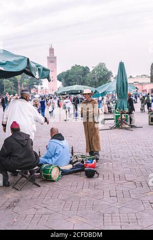 Marrakech, Maroc - 22 octobre 2018 : des barrow exotiques parlent tout en traitant sur la place de la ville Banque D'Images