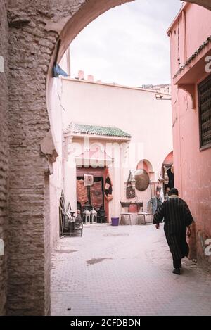 Marrakech, Maroc - 22 octobre 2018 : homme méconnaissable marchant sur une allée à bascule près d'un marché de rue Banque D'Images