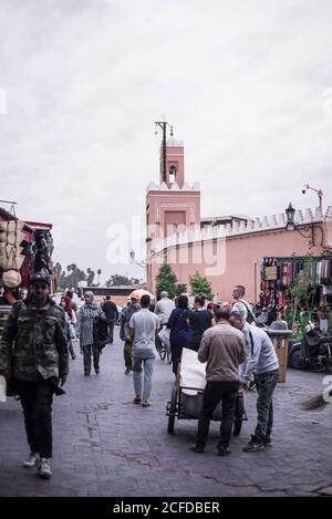 Marrakech, Maroc - 22 octobre 2018 : foule méconnaissable à pied et à faire du shopping dans le bazar de la ville par une sombre journée nuageux Banque D'Images