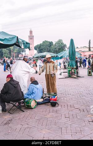 Marrakech, Maroc - 22 octobre 2018 : des barrow exotiques parlent tout en traitant sur la place de la ville Banque D'Images