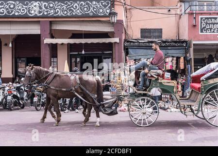 Marrakech, Maroc - 22 octobre 2018 : vue latérale du calèche en calèche avec poney dans une rue animée Banque D'Images