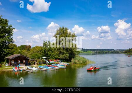 Location de bateaux au lac de Tachingen près de Tettenhausen, Rupertiwinkel, haute-Bavière, Bavière, Allemagne Banque D'Images