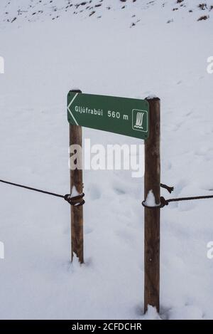 Panneau à la chute d'eau de Gljufrabui, à Seljalandsfoss, en Islande, en hiver Banque D'Images