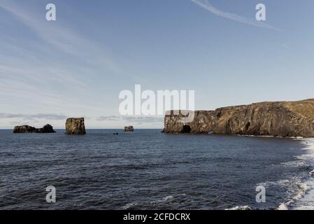 Cap de Dyrhólaey avec une vue sur la mer et porte de pierre Banque D'Images