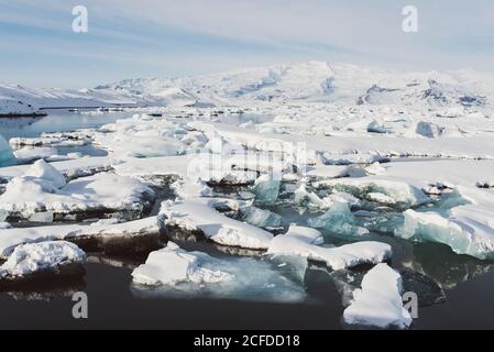 Des flotteurs de glace flottent sur Jokulsarlon, en Islande, en hiver Banque D'Images