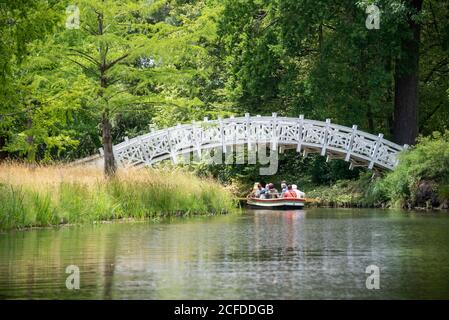 Allemagne, Saxe-Anhalt, Wörlitz, les touristes passent des gondoles à travers les canaux du jardin de Wörlitz Realm, classé au patrimoine mondial de l'UNESCO. Banque D'Images