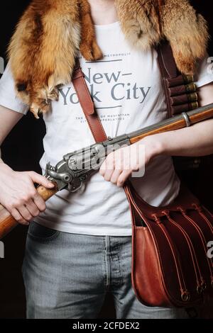 Homme moderne avec fusil de chasse dans les mains Banque D'Images