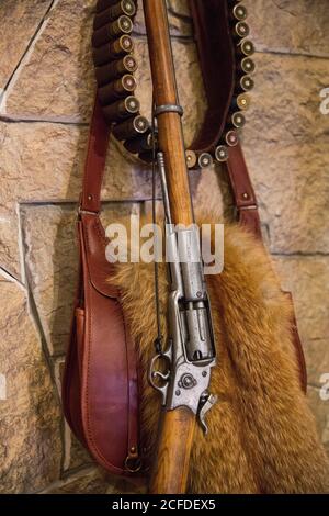 Fournitures de chasse au mur avec cadre en bois Banque D'Images