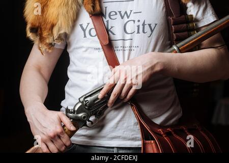 Homme moderne avec fusil de chasse dans les mains Banque D'Images