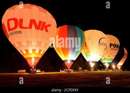 Ceska Skalice, République tchèque. 4 septembre 2020. La célèbre veilleuse est une vue imprenable avec six équipes de montgolfière qui illuminent leur montgolfière alors que la nuit tombe au cours de la 2e Balons sur le lac Rozkos en République tchèque.UNE collection de 31 ballons à air chaud participant au lac Rozkos est un réservoir situé dans la partie nord du République tchèque, située à proximité de la ville de Ceska Skalice, près de la frontière avec la Pologne. Credit: Slavek Ruta/ZUMA Wire/Alamy Live News Banque D'Images