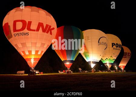 Ceska Skalice, République tchèque. 4 septembre 2020. La célèbre veilleuse est une vue imprenable avec six équipes de montgolfière qui illuminent leur montgolfière alors que la nuit tombe au cours de la 2e Balons sur le lac Rozkos en République tchèque.UNE collection de 31 ballons à air chaud participant au lac Rozkos est un réservoir situé dans la partie nord du République tchèque, située à proximité de la ville de Ceska Skalice, près de la frontière avec la Pologne. Credit: Slavek Ruta/ZUMA Wire/Alamy Live News Banque D'Images