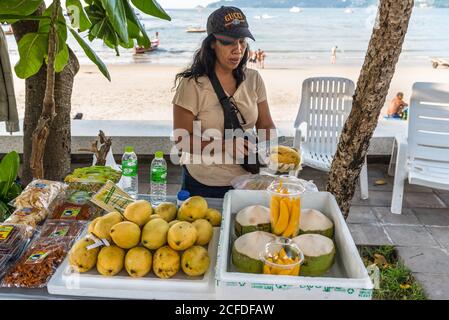 Phuket, Thaïlande - 29 novembre 2019: Vue sur la rue de Phuket par jour ensoleillé avec des fruits frais de la rue sur la plage de Patong à Phuket, Thaïlande. Banque D'Images