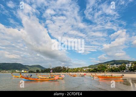 Phuket, Thaïlande - 29 novembre 2019 : bateaux à longue queue traditionnels sur les rives de la plage de Patong sur l'île de Phuket, Thaïlande, mer d'Andaman. Banque D'Images