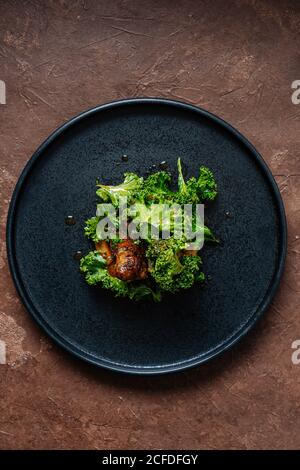 Salade avec des feuilles de laitue et de la viande Banque D'Images