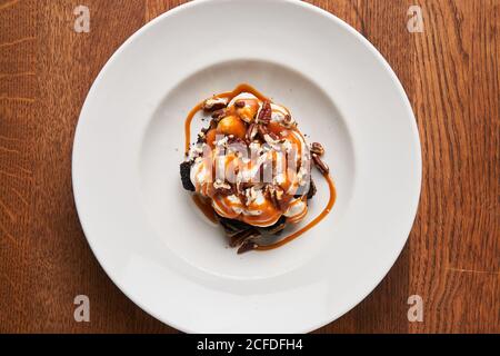 Desserts élégants au brownie et au caramel Banque D'Images