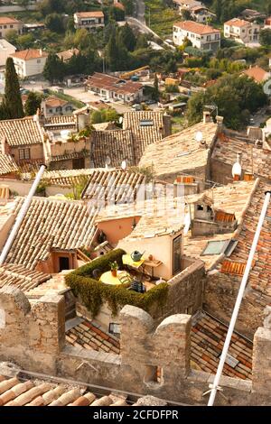 Cagnes-sur-Mer penthouse en plein air, une petite île verte, une cachette sur le toit du Haut de Cagnes, sous le château Grimaldi, maisons de toit rouges. Banque D'Images