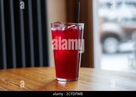 Délicieux cocktail rouge froid sur la table Banque D'Images
