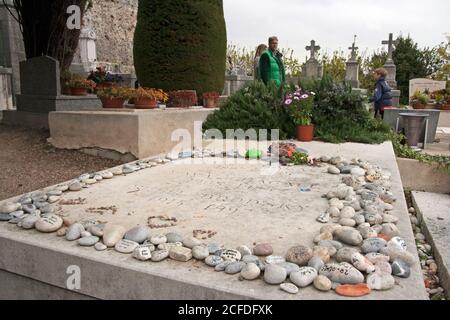 Saint-Paul-de-Vence France a écrit des cailloux sur le tombeau de Marc Chagall. Les initiales de notre nom sont écrites en galets, pour se souvenir de cette visite. Banque D'Images