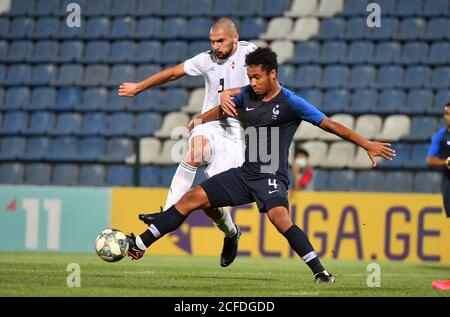 Gori, Géorgie. 4 septembre 2020. Le Nugzar de Géorgie, le spiderashvili (L), vit avec le Boubacar Kamara de France lors du match de qualification des Championnats d'Europe U21 2021 entre la Géorgie et la France à Gori, Géorgie, 4 septembre 2020. Credit: Kulumbegashvili Tamuna/Xinhua/Alay Live News Banque D'Images