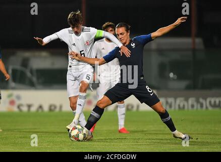 Gori, Géorgie. 4 septembre 2020. Davit Samurkasovi (L) de Géorgie rivalise avec Maxence Caqueret de France lors du match de qualification des Championnats d'Europe U21 2021 entre la Géorgie et la France à Gori (Géorgie), 4 septembre 2020. Credit: Kulumbegashvili Tamuna/Xinhua/Alay Live News Banque D'Images