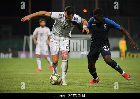 Gori, Géorgie. 4 septembre 2020. Iuri Tabatadze(L) de Géorgie rivalise avec le Christ-Emmanuel Maouassa de France lors du match de qualification des Championnats d'Europe U21 2021 entre la Géorgie et la France à Gori, Géorgie, 4 septembre 2020. Credit: Kulumbegashvili Tamuna/Xinhua/Alay Live News Banque D'Images