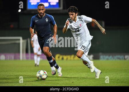 Gori, Géorgie. 4 septembre 2020. Irakli Azarov (R) de Géorgie rivalise avec Bryan Mbeumo de France lors du match de qualification des Championnats d'Europe U21 2021 entre la Géorgie et la France à Gori (Géorgie), 4 septembre 2020. Credit: Kulumbegashvili Tamuna/Xinhua/Alay Live News Banque D'Images