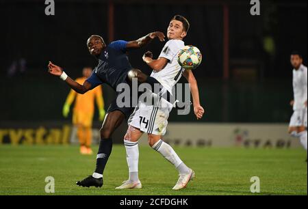 Gori, Géorgie. 4 septembre 2020. Giorgi Kutsia (R) de Géorgie rivalise avec Moussa Diaby de France lors du match de qualification des Championnats d'Europe U21 2021 entre la Géorgie et la France à Gori, Géorgie, 4 septembre 2020. Credit: Kulumbegashvili Tamuna/Xinhua/Alay Live News Banque D'Images