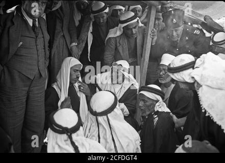 Histoire du Moyen-Orient - fin d'une querelle de sang au village d'el Hamani près de Mejdal le 20 avril '43. Prisonnier assis avec la tête couverte mais sans aqual Banque D'Images