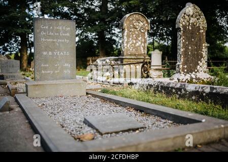 Tombeau de WB Yeats dans l'église Saint-Columba, Drumcliff, Irlande Banque D'Images