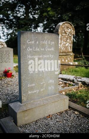 Tombeau de WB Yeats dans l'église Saint-Columba, Drumcliff, Irlande Banque D'Images