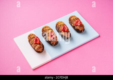 Eclaloires au chocolat avec framboises fraîches Banque D'Images