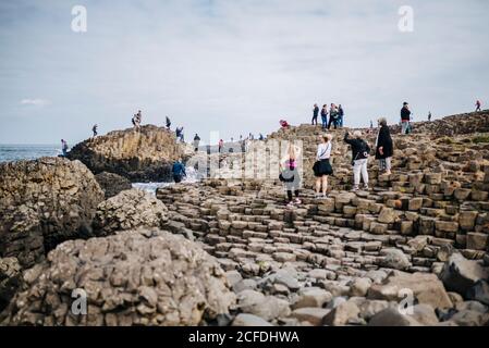 Touristes à Giant's Causeway, Irlande du Nord, Royaume-Uni Banque D'Images