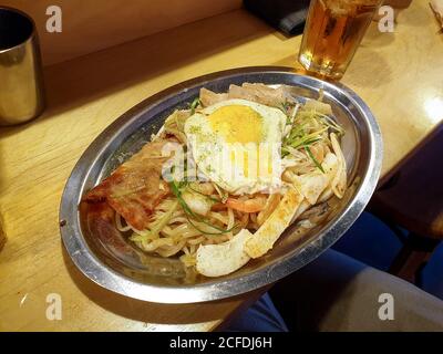 Yakisoba, ou sarrasin frit, un plat japonais classique de nouilles sautées avec du porc et des légumes. Aromatisé avec un condiment similaire à la sauce aux huîtres. Banque D'Images