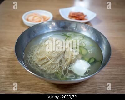 Pyongyang Naengmyeon, plat coréen de nouilles à base de sarrasin et bouillon froid à base de bœuf. Cuisine traditionnelle nord-coréenne. Banque D'Images